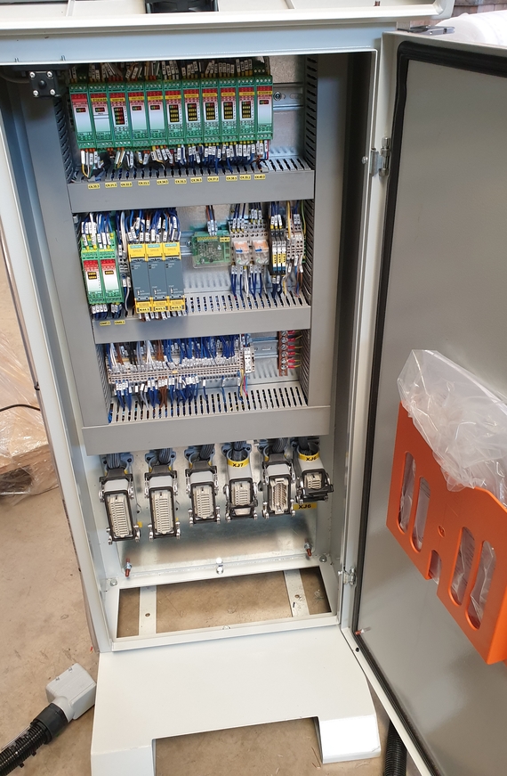 Quadro comando MT4200 Quadro comando MT4200 con morsetti, schede elettriche e cavi